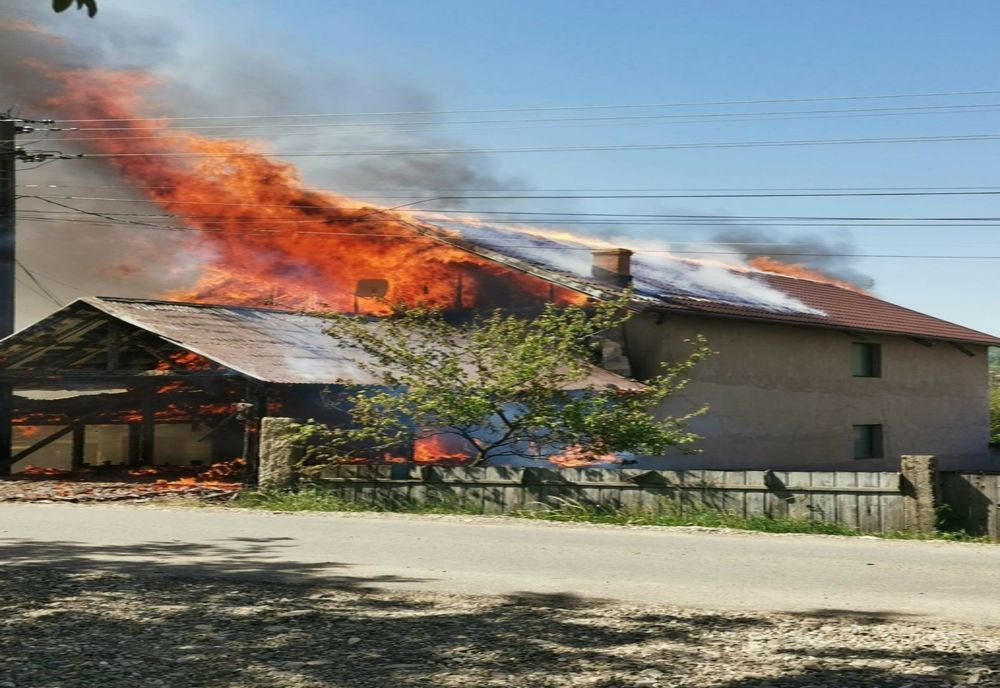 Incendiu de amploare la Dolhești! Trei persoane au suferit atac de panică