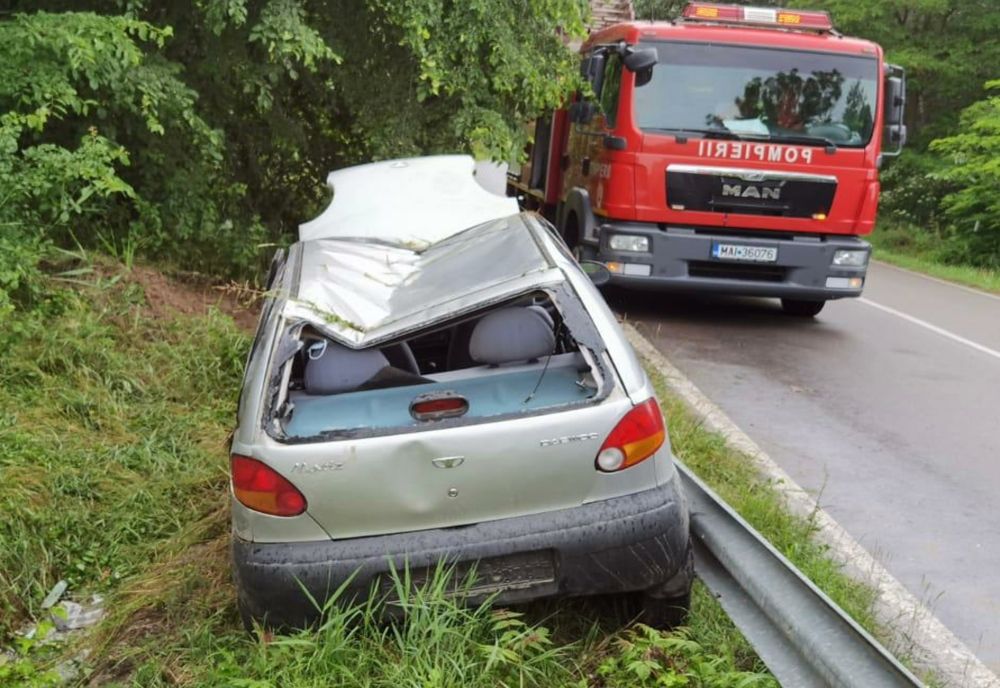 A furat un autoturism ca să se plimbe! Pentru că era băut și nu avea permis, tânărul s-a oprit cu mașina în șanț!