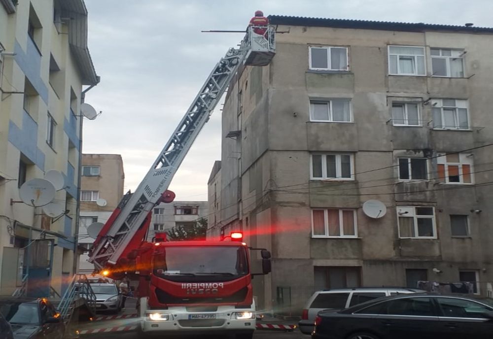 Intervenții ale pompierilor pentru îndepărtarea pericolelor produse de vijelie