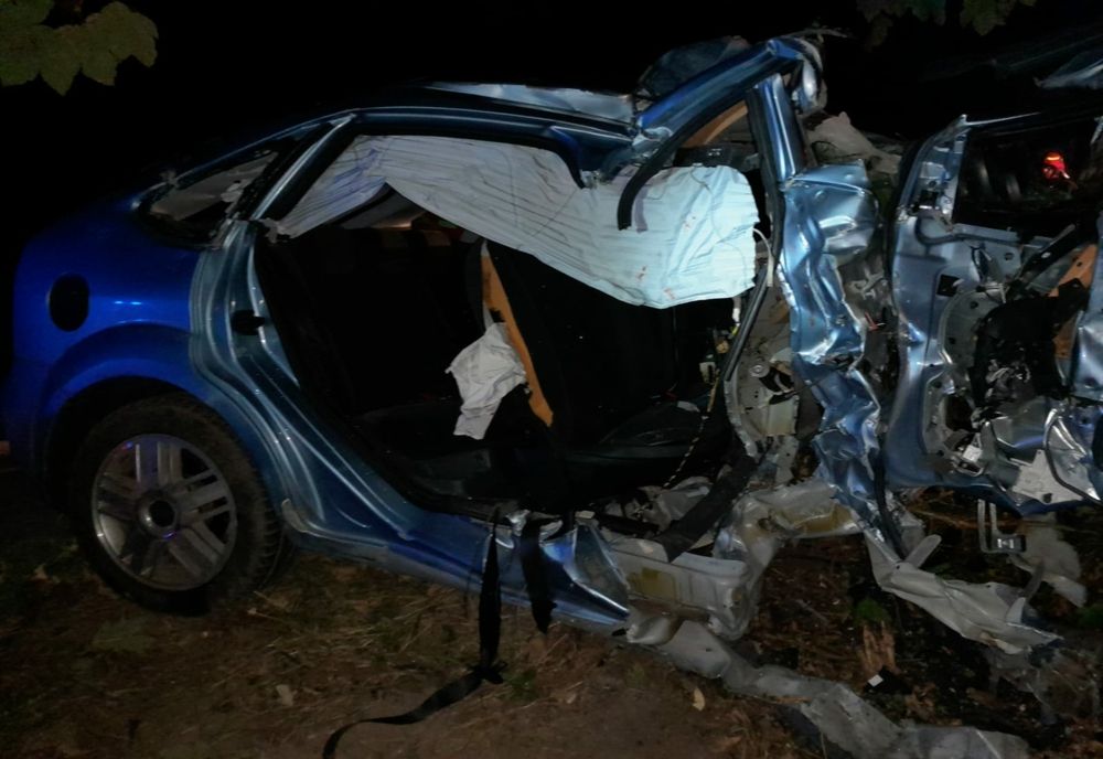 Tânăr de 17 ani, mort, după ce autoturismul în care era s-a izbit de un copac