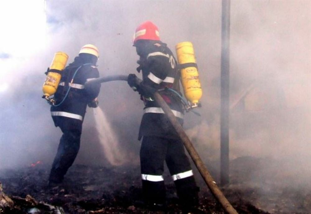 Incendiu la Dornești. Un bărbat a avut nevoie de îngrijiri medicale