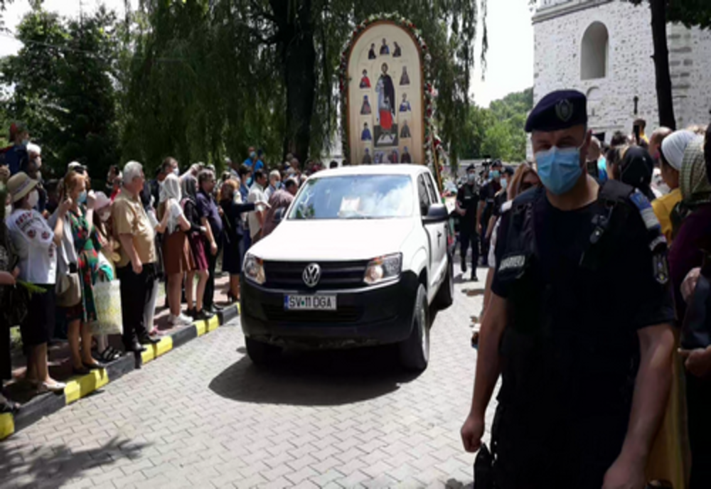 Racla cu moaștele Sf. Ioan cel Nou de la Suceava, plimbată prin oraș, pentru diminuarea pandemiei