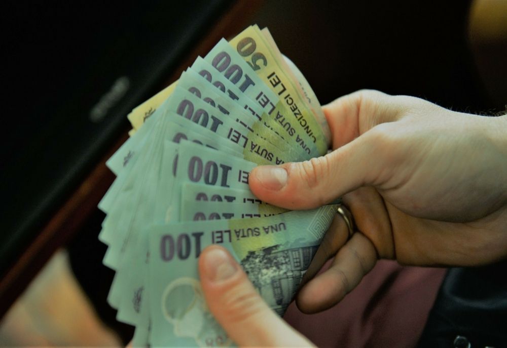 Cu cât vor crește salariile de la 1 ianuarie - Salariul minim brut este mărit