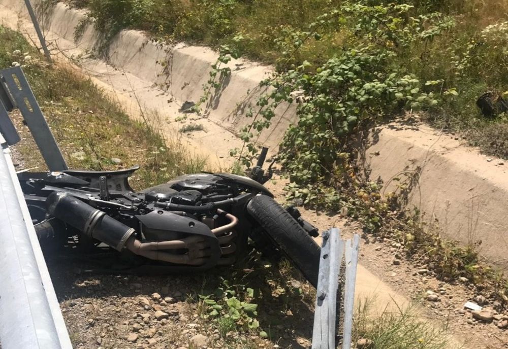 S-a urcat beat pe motocicletă, fără permis și a ajuns la spital.