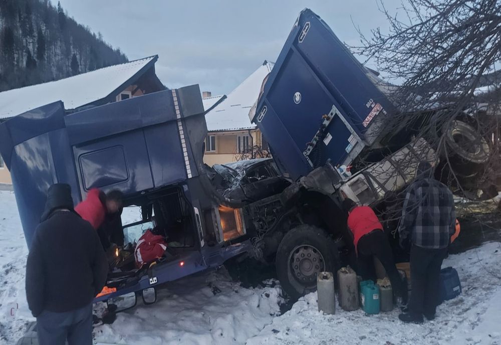 FOTO- Un TIR încărcat cu deșeuri plastice s-a răsturnat peste o mașină parcată! O persoană a ajuns la spital