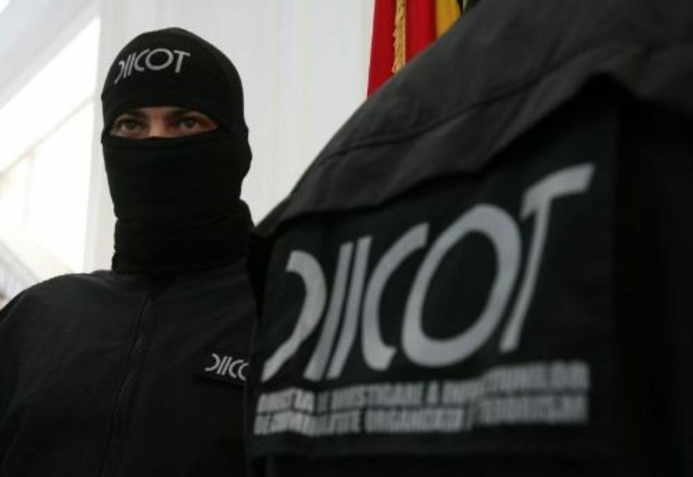 Percheziții de amploare la o grupare care fura bani de pe carduri