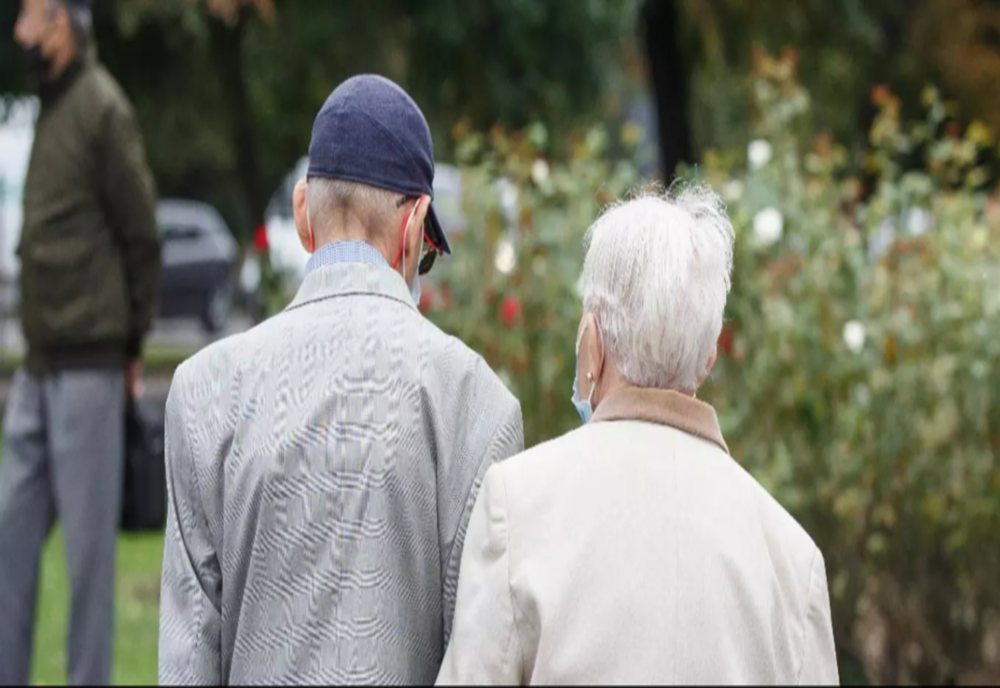 SCANDAL pe voucherele sărăciei - Pensionarii pot cumpăra de la fast food, dar nu și din magazinele mari