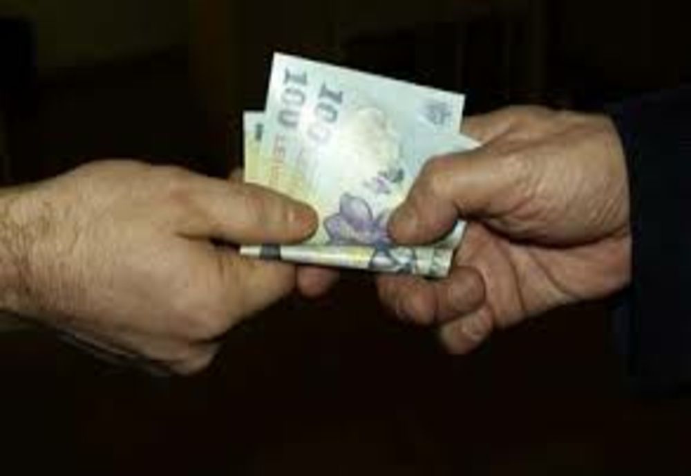 Deși legea interzice, părinții elevilor de la un liceu din Suceava, puși să plătească 60 de lei de copil pentru un catalog electronic