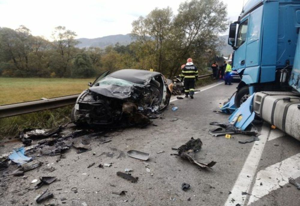 Tânăr de 26 de ani mort, după ce a intrat cu mașina într-un TIR