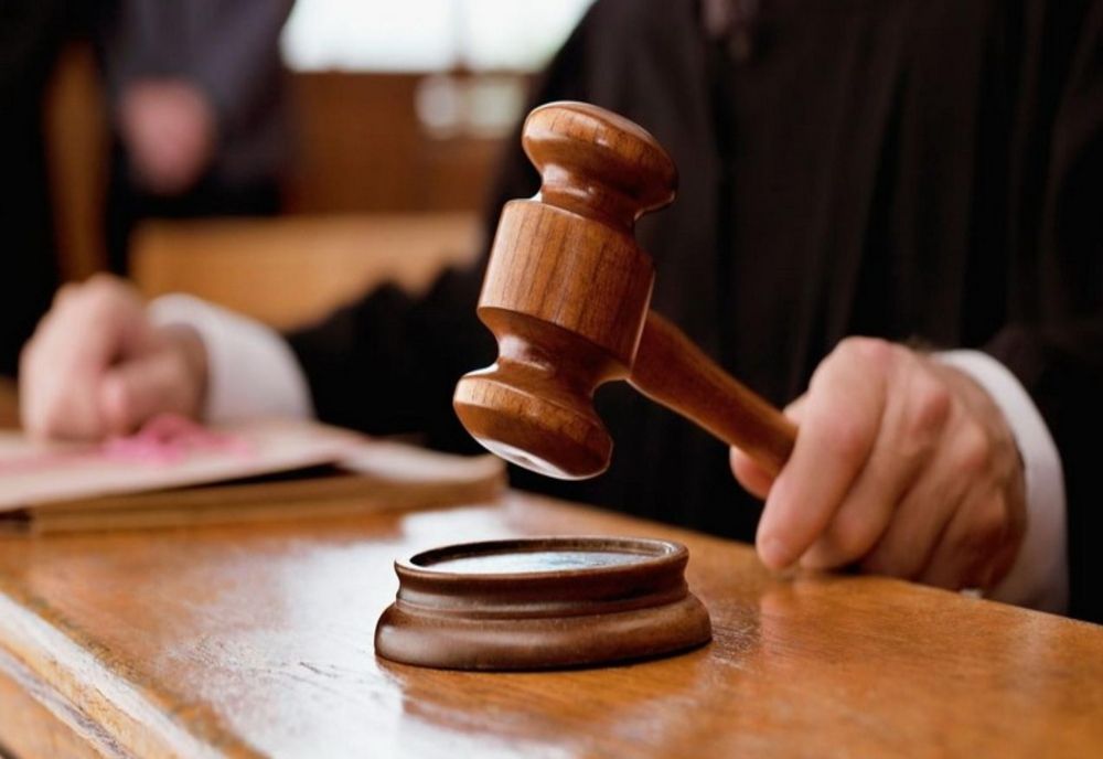 Un bărbat în vârstă de 73 de ani a devenit „pește” pentru trei prostituate. S-a ales cu dosar penal