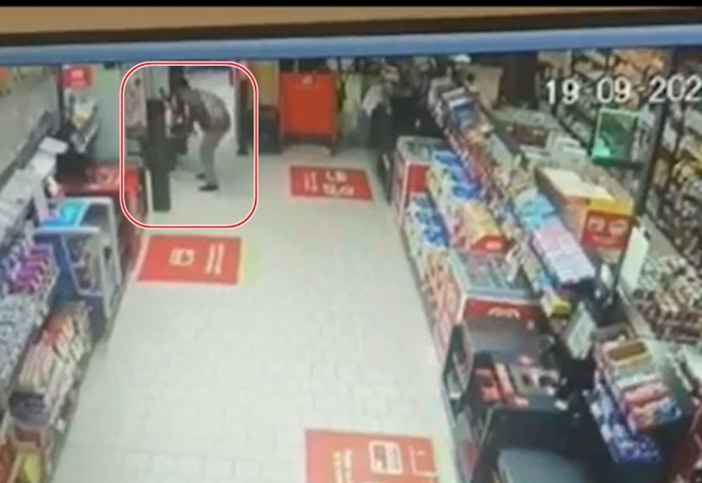 Un tânăr de 20 de ani, prins la furat într-un magazin. S-a ales cu dosar penal
