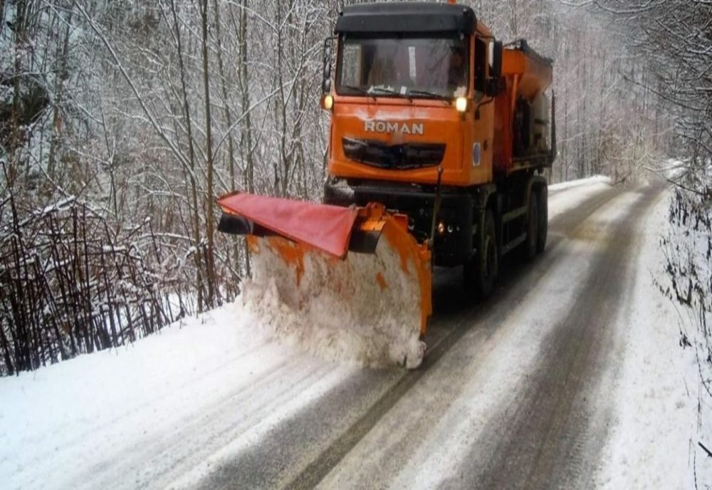 Se acționează pe toate sectoarele de drumuri naționale cu utilaje pentru deszăpezire