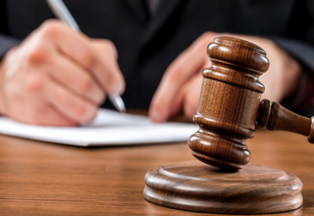 Daune morale pentru copiii exploatați de prorpiul tată. Bărbatul se află sub control judiciar