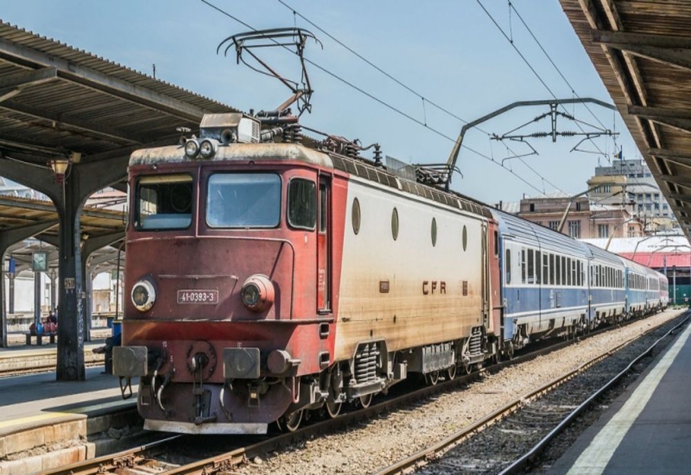 Întârzieri pe două rute CFR, după ce un tren privat a rupt pantograful și linia de contact