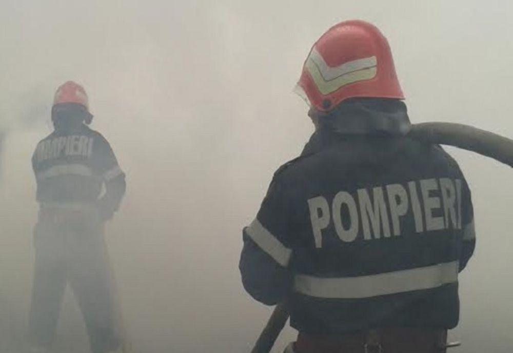 Acoperișul unei pensiuni din Vatra Dornei a luat foc
