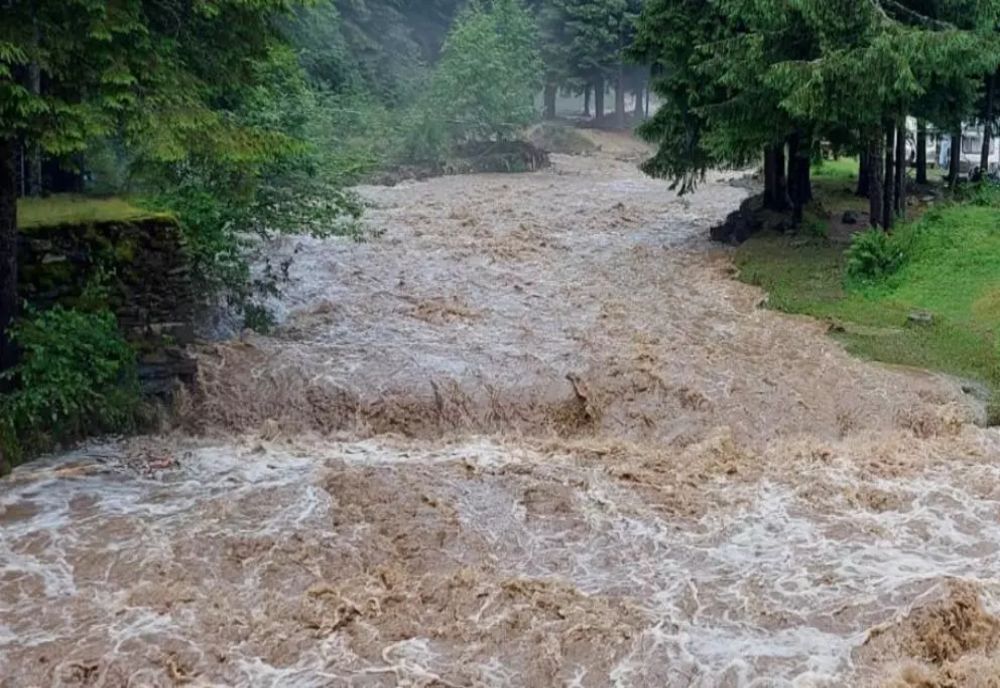 ȘEDINȚĂ DE URGENȚĂ LA MINISTERUL MEDIULUI, DIN CAUZA VREMII EXTREME: ”MONITORIZĂM CU ATENȚIE ZONELE VIZATE DE AVERTIZĂRILE HIDROMETEOROLOGICE”