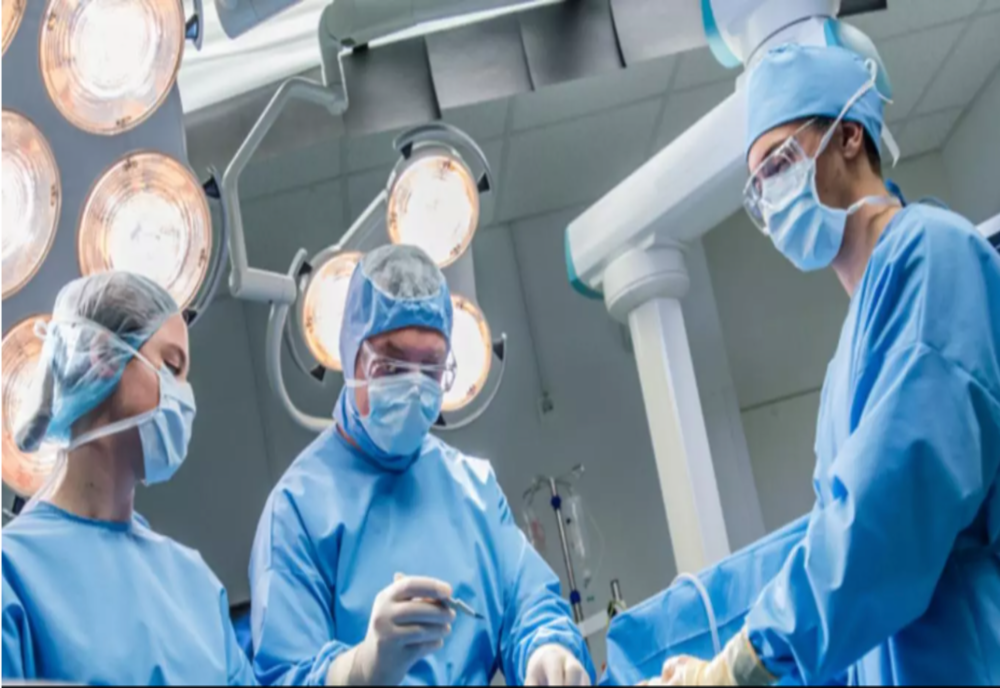 Pacient de 240 de kilograme, operat 6 ore, timp în care i s-a transfuzat sânge propriu printr-o procedură în premieră