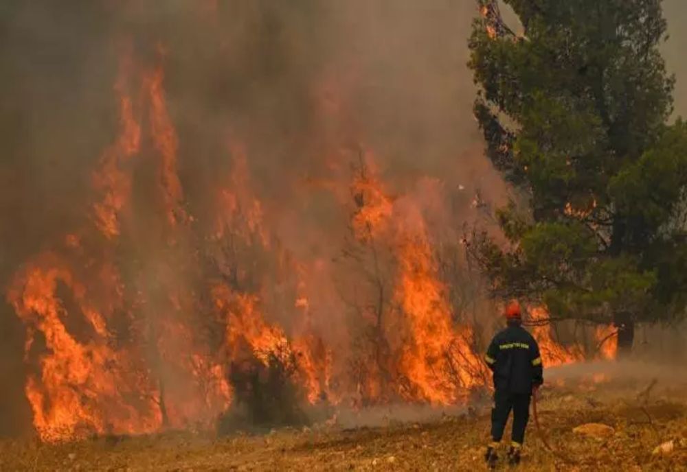 Incendii Grecia. Zeci de mii de turiști, între care și români, evacuați de urgență. Cea mai mare misine de salvare. Flăcările uriașe, vizibile din Albania - VIDEO
