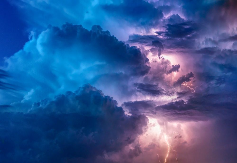 Prognoza meteo 12 iunie. Furtuni cu grindină, vijelii, dar și temperaturi de foc
