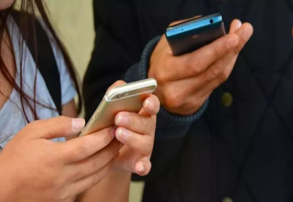 TELEFOANELE INTERZISE ÎN ȘCOLI. CE RISCĂ ELEVII CARE ÎNCALCĂ REGULILE