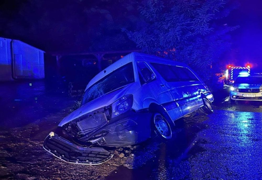 MICROBUZ CU 10 PERSOANE, RĂSTURNAT ÎN LOCALITATEA DRĂGOEȘTI, JUD. SUCEAVA
