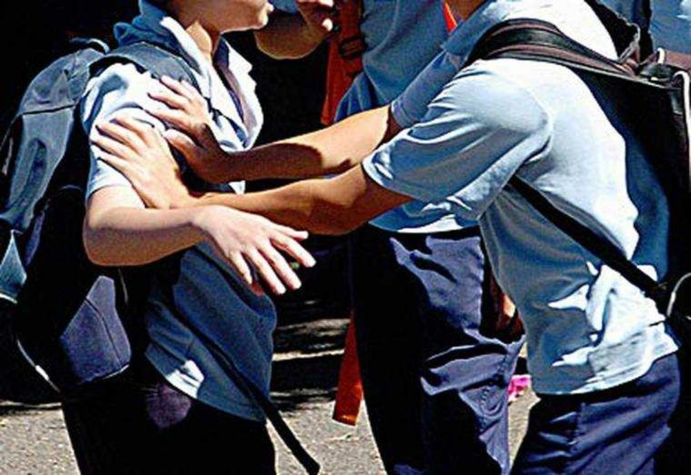 Un elev de la o școală din Suceava a fost bătut de un coleg mai mare. Polițiștii au emis ordin de protecție