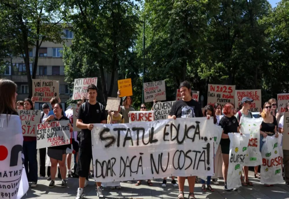 ÎNCEPUTUL DE AN ȘCOLAR S-AR PUTEA AMÂNA. PROFESORII ANUNȚĂ PROTESTE URIAȘE
