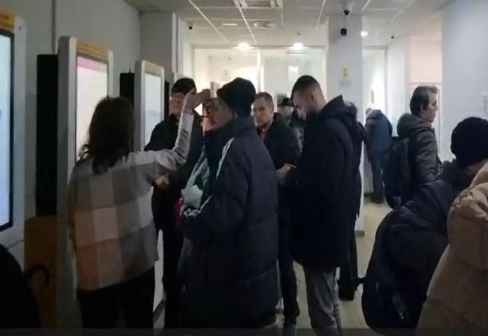 Românii au luat cu asalt ghișeele, ca să beneficieze de bonificația de 10% pentru taxele și impozitele mărite 