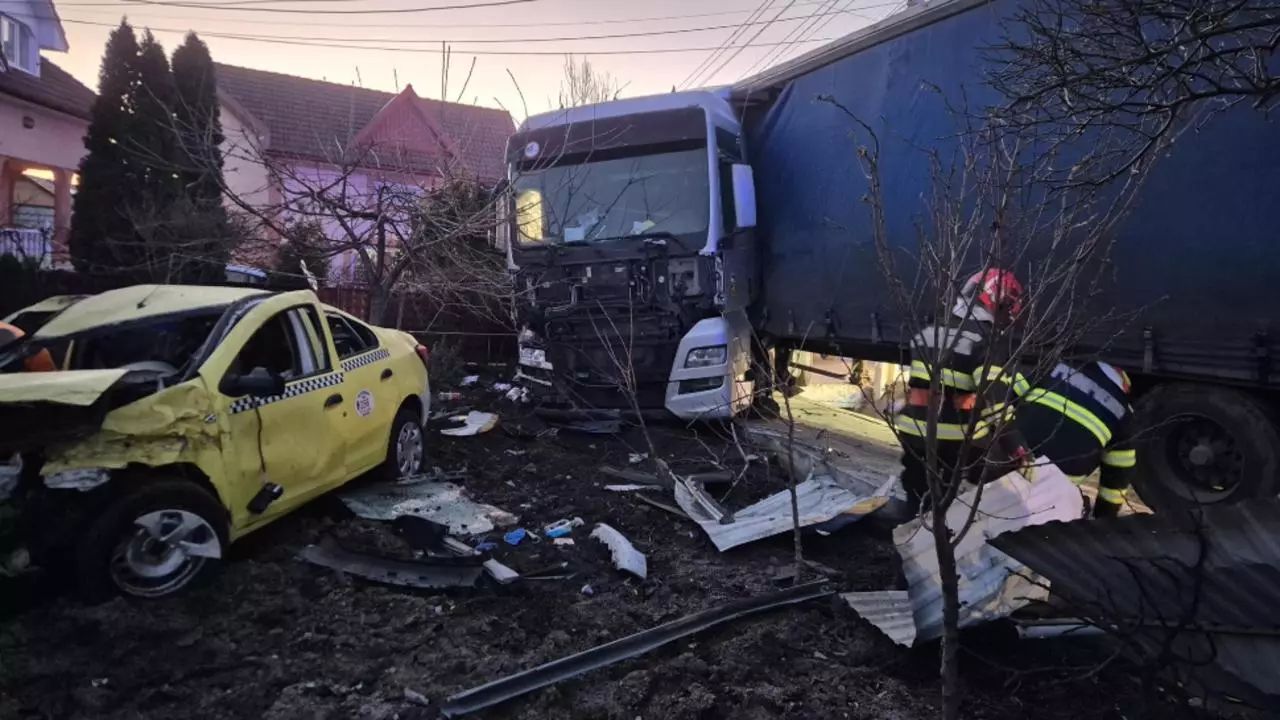 Trei persoane au ajuns la spital, după ce o mașină s-a ciocnit violent cu un TIR