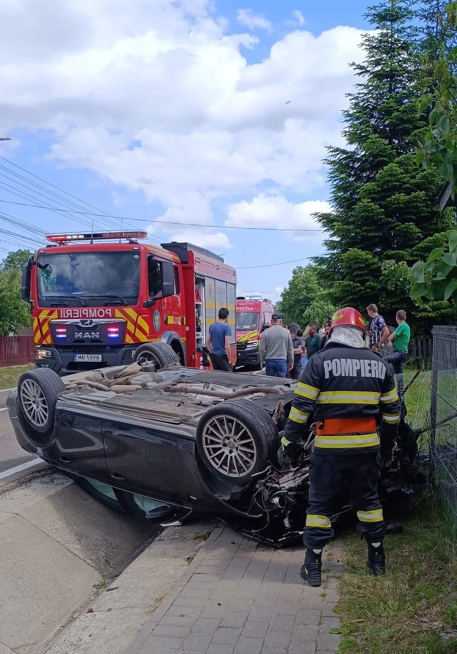 Șofer rănit după ce s-a răsturnat cu mașina la Sucevița
