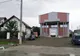 Depozit construit ilegal într-o zonă rezidențială, reclamat de vecinii terorizați de zgomotul provocat de camioane și instalații frigorifice