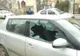 Un șofer a lasat mașina avariată într-un accident pe un câmp și a găsit-o spartă de hoți