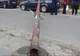 Angajat căzut cu tot cu stâlp în timp ce monta fibră optică FOTO