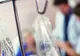 Femeie moartă la spital după ce a fost găsită inconștientă pe terasa unui bar