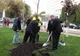 Klaus Iohannis a plantat un platan în curtea Spitalului Județean Suceava VIDEO