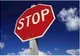 De beat ce era, un șofer nu a mai văzut indicatorul “STOP”. A pătruns pe contrasens și a avariat un autoturism