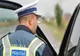 Tânără de 17 ani prinsă de polițiști în timp ce învăța să conducă mașina pe un drum public