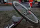 Biciclist accidentat grav după ce nu a acordat prioritate de trecere unei mașini