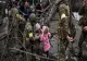 Război Ucraina. Mărturii din INFERN: Cum a reușit să scape o familie cu 4 copii din Mariupol, după 100 de kilometri pe jos