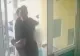 Mamă cu bebelușul în brațe, bătută de soț într-o benzinărie. Bărbatul a ajuns în arest