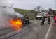 Accident grav în Vinerea Mare: mașină cuprinsă de flăcări după impact. Pericol de explozie din cauza unei instalații GPL