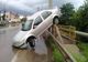 Accident spectaculos la Șcheia. O mașină a rămas suspendată pe un parapet FOTO