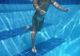 Un copil de zece ani, la un pas de înec, în timp ce se juca nesupravegheat în piscină
