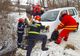 Autoturism în pericol de prăbușire în albia unui pârâu. O persoană a rămas prinsă în interior VIDEO