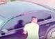 Un individ a fost prins de proprietar în timp ce fura din mașină