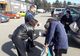 Polițiștii suceveni au oferit peste 100 de mărțișoare confecționate de o fetiță de 13 ani FOTO