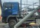 Accident în Câmpulung Moldovenesc. Un camion a rupt un parapet metalic, un stâlp din beton și un semn de circulație FOTO