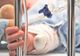 O fetiță de trei ani a ajuns în comă la spital după ce și-a agățat gluga într-un balansoar