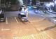 Trei tineri au fost prinși de polițiști în timp ce vandalizau un coș de gunoi VIDEO