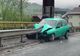 Un șofer a scăpat ca prin urechile acului după ce mașina acestuia a fost străpunsă de un parapet VIDEO